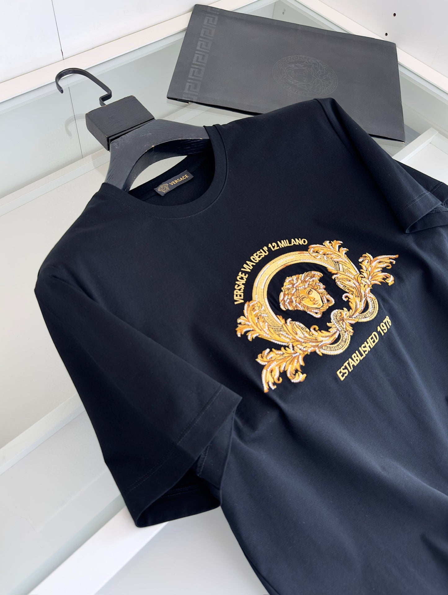 Schwarz-weißes T-Shirt