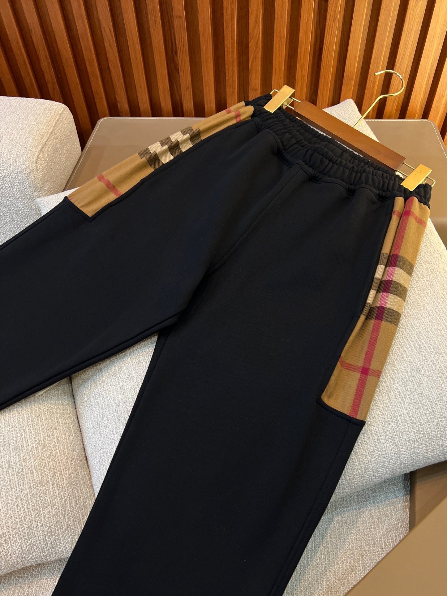 Schwarze, graue, khakifarbene und blaue Hose