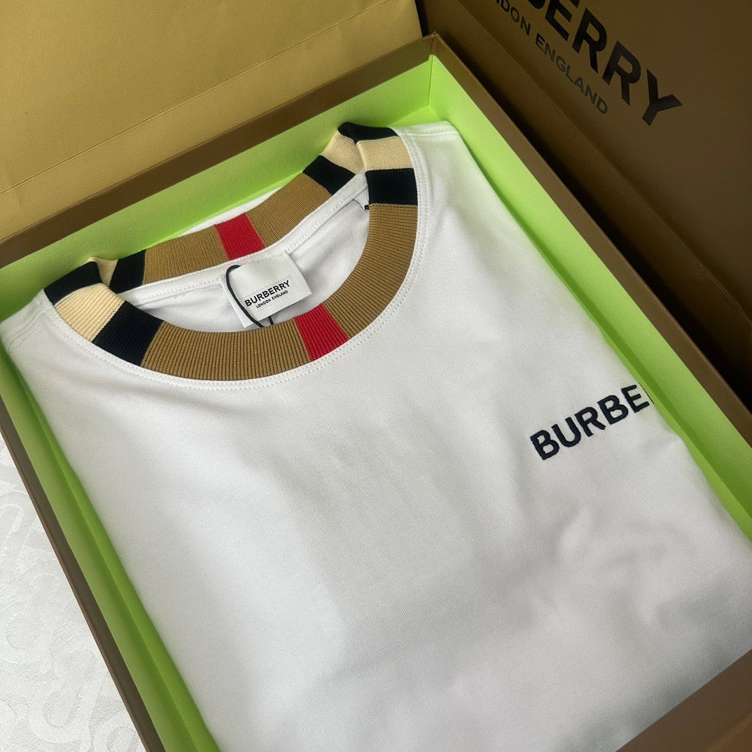 Schwarzes, khakifarbenes und weißes T-Shirt