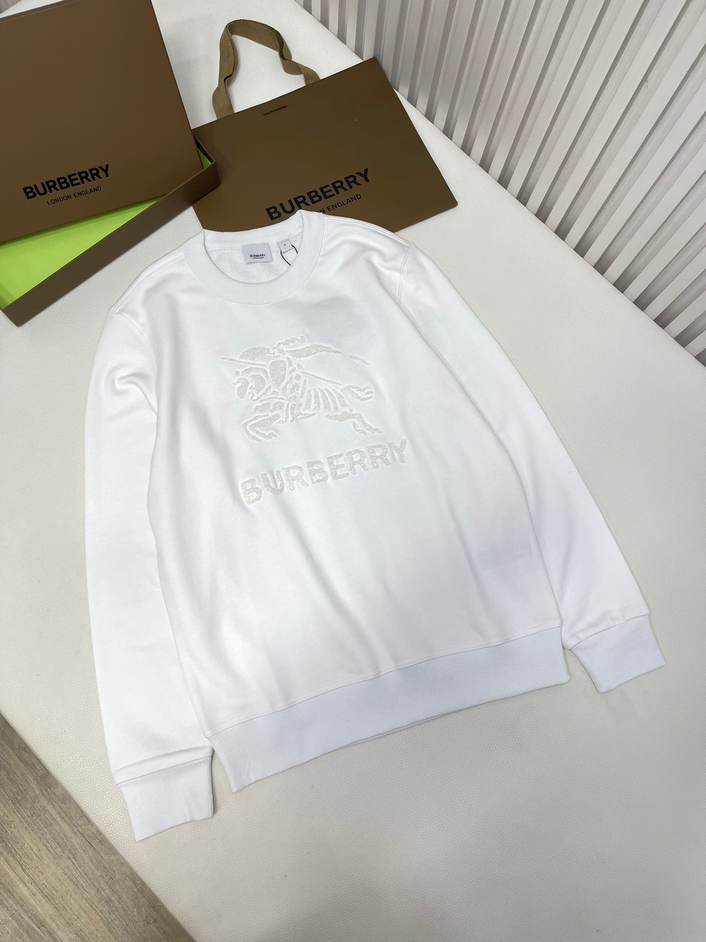 Sudadera en blanco y negro
