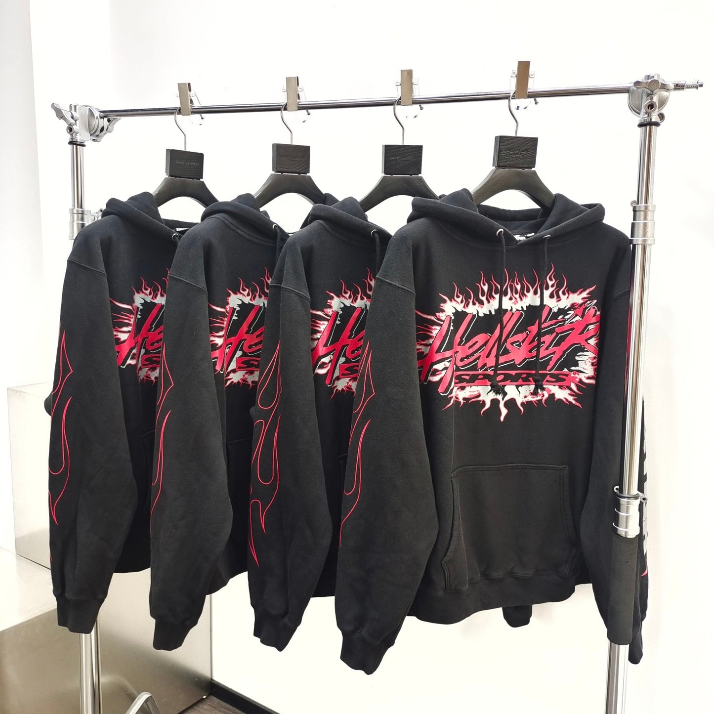 Schwarzer Hoodie
