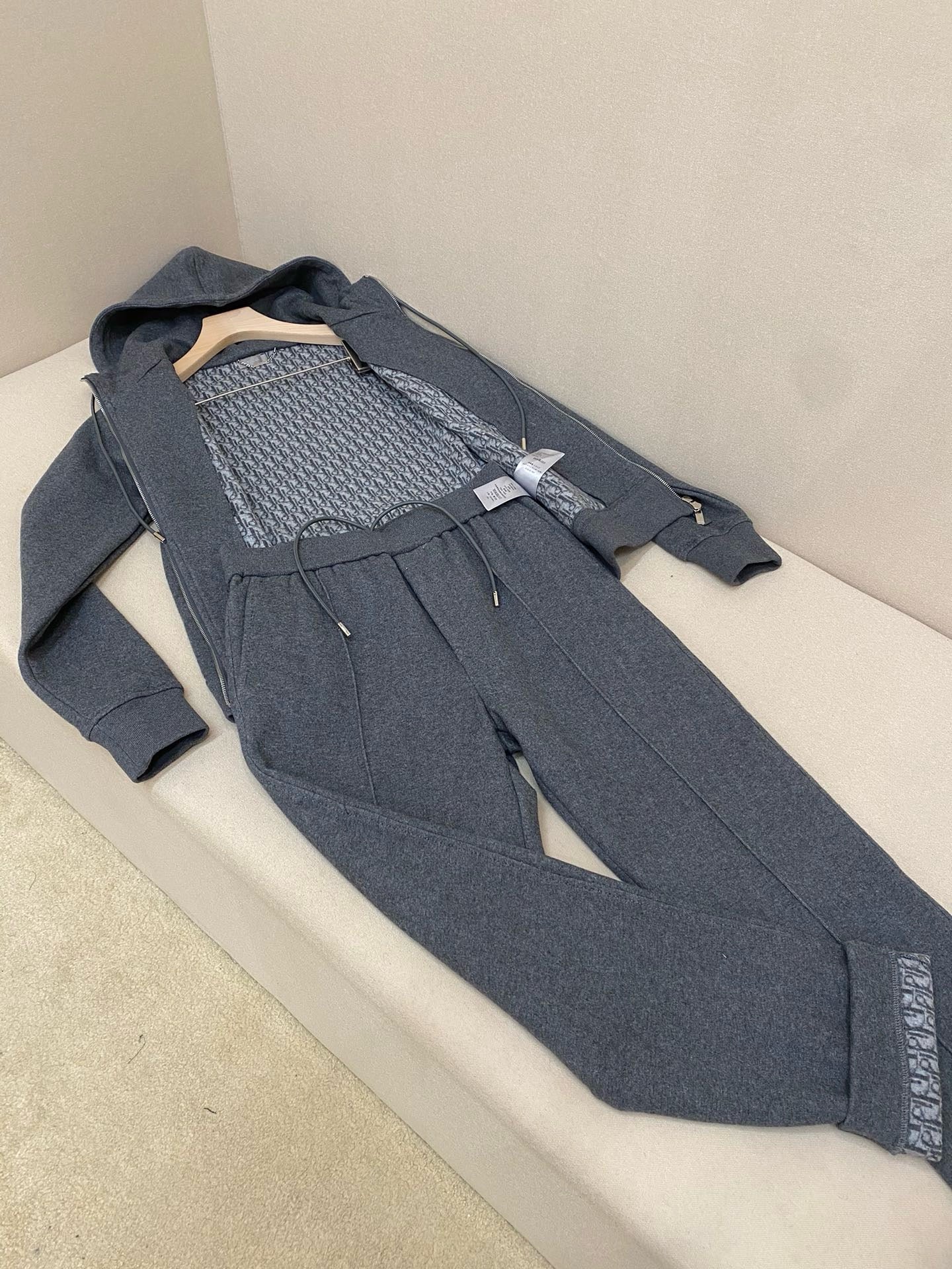 Pantalón negro oscuro y caqui