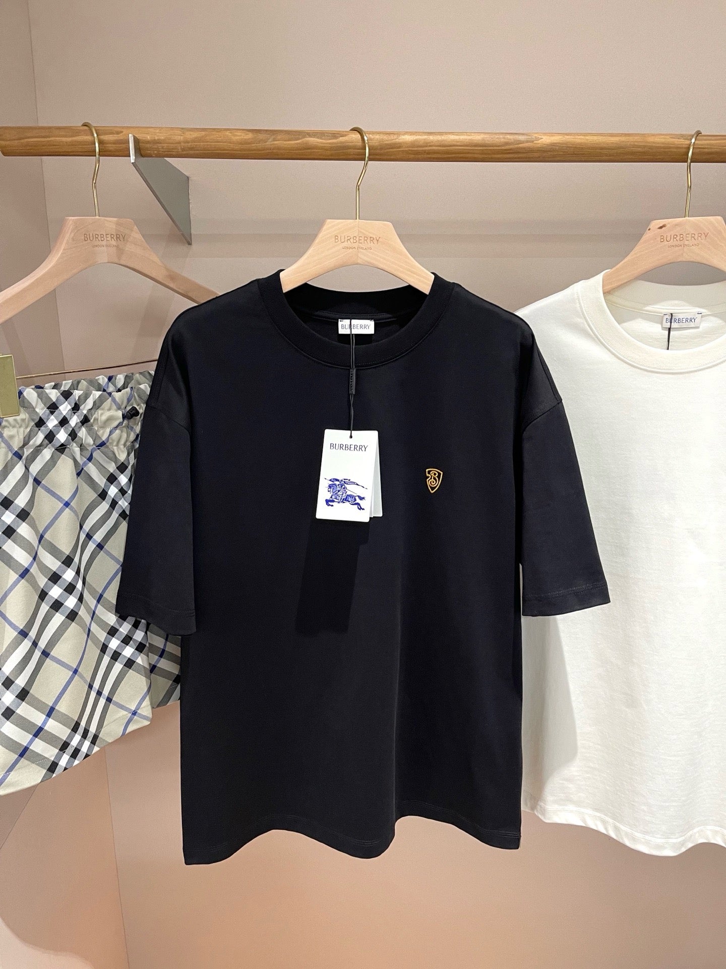 تي شيرت متعدد الألوان