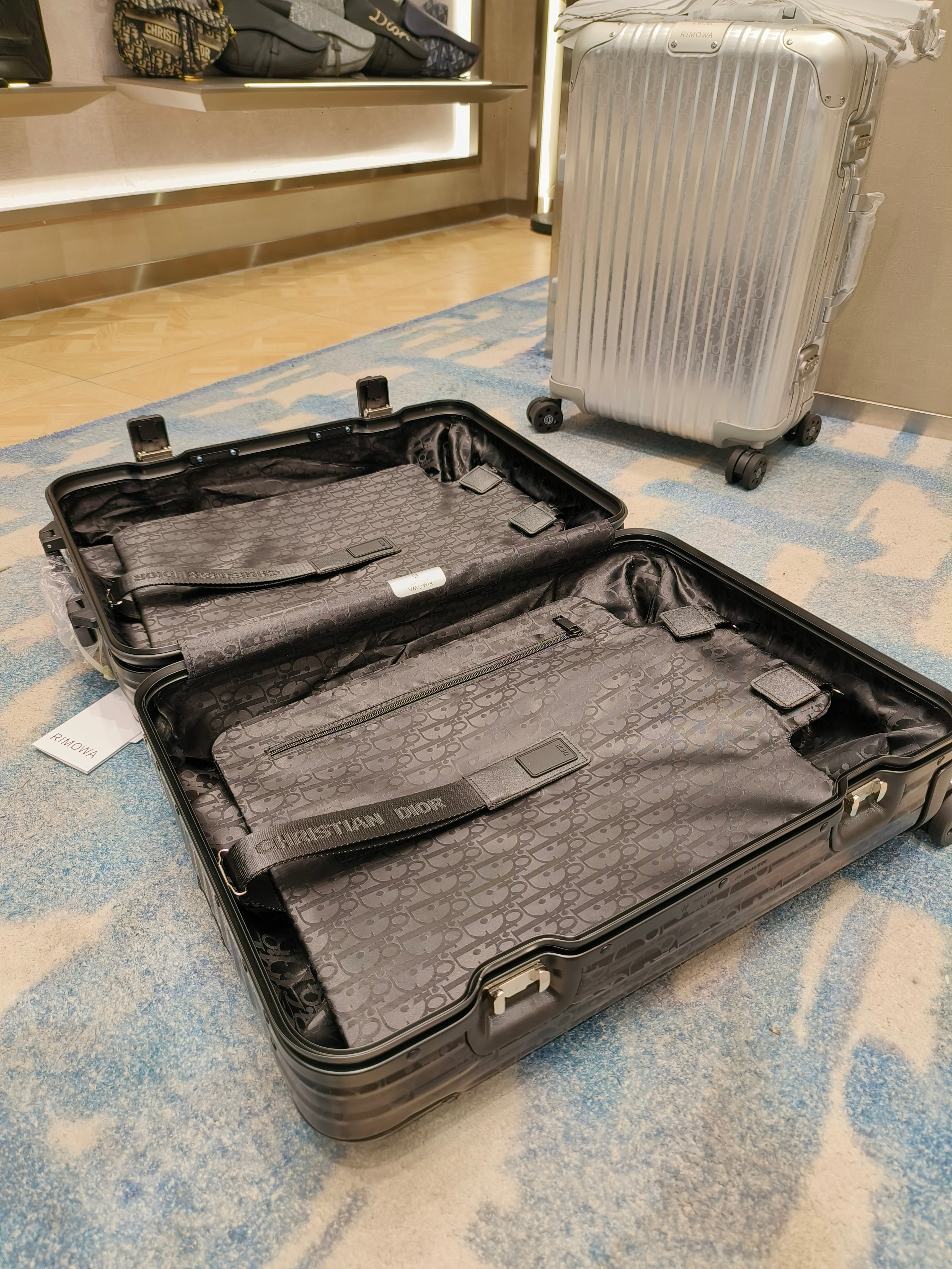 Schwarzer, silberner und brauner Koffer
