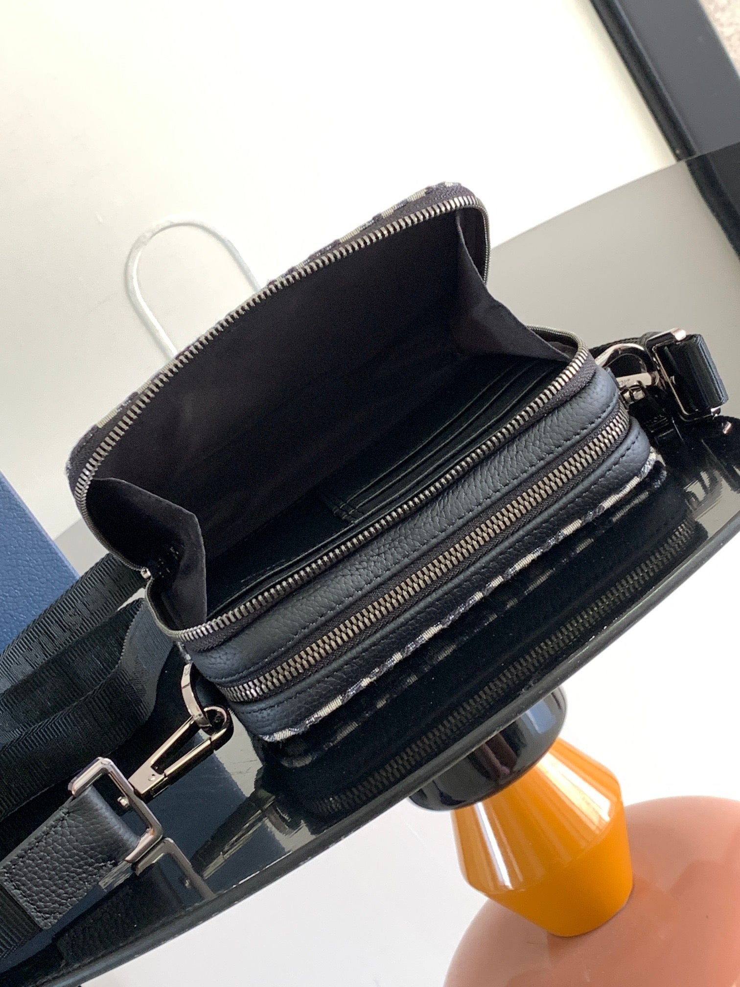 Aprikosen- und schwarze Tasche