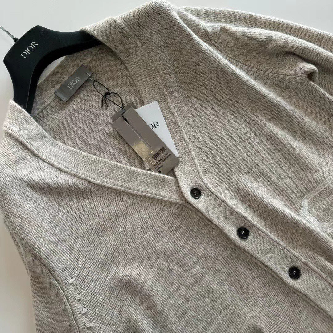 Schwarze und graue Jacke