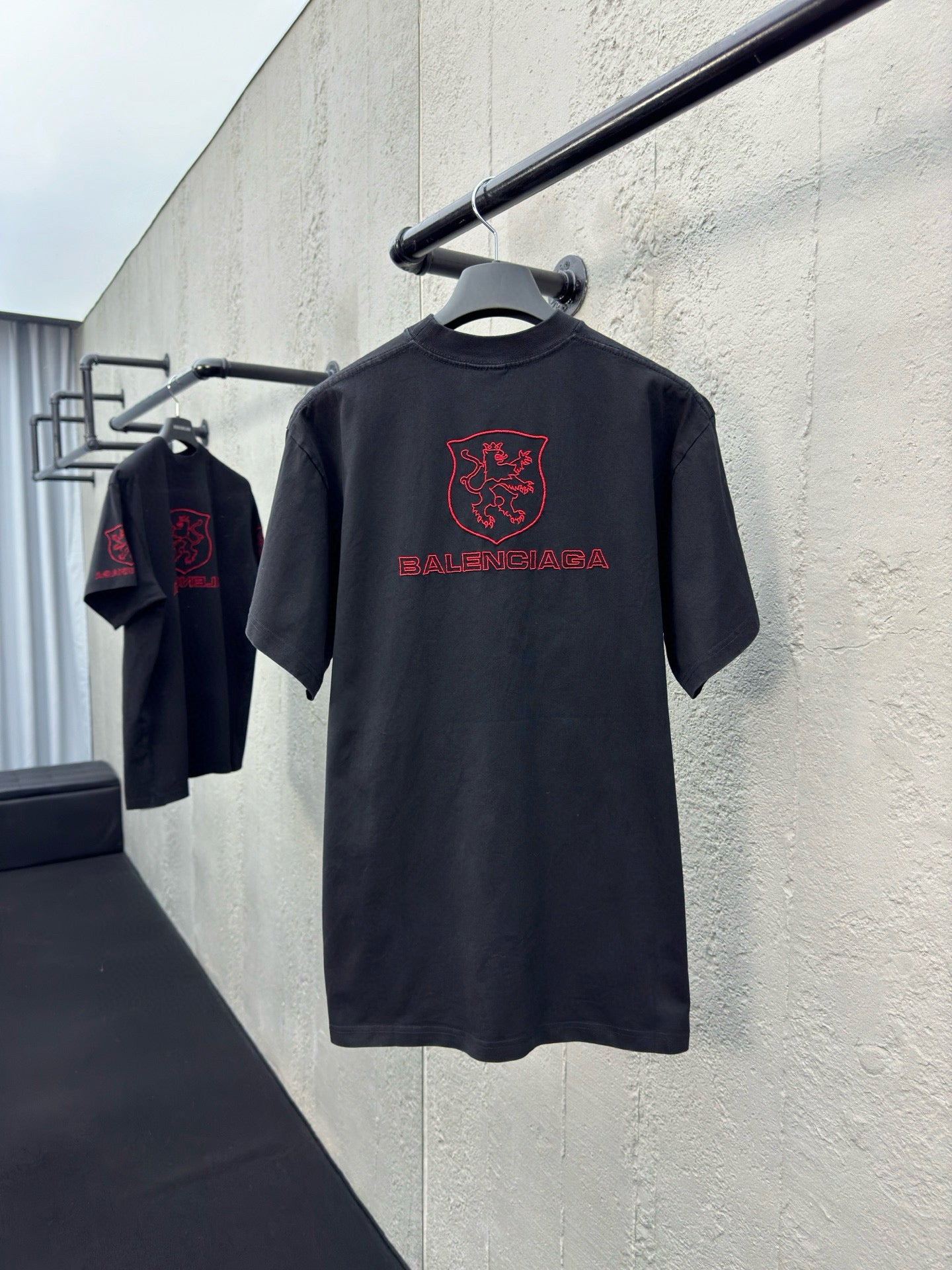 تي شيرت أسود داكن