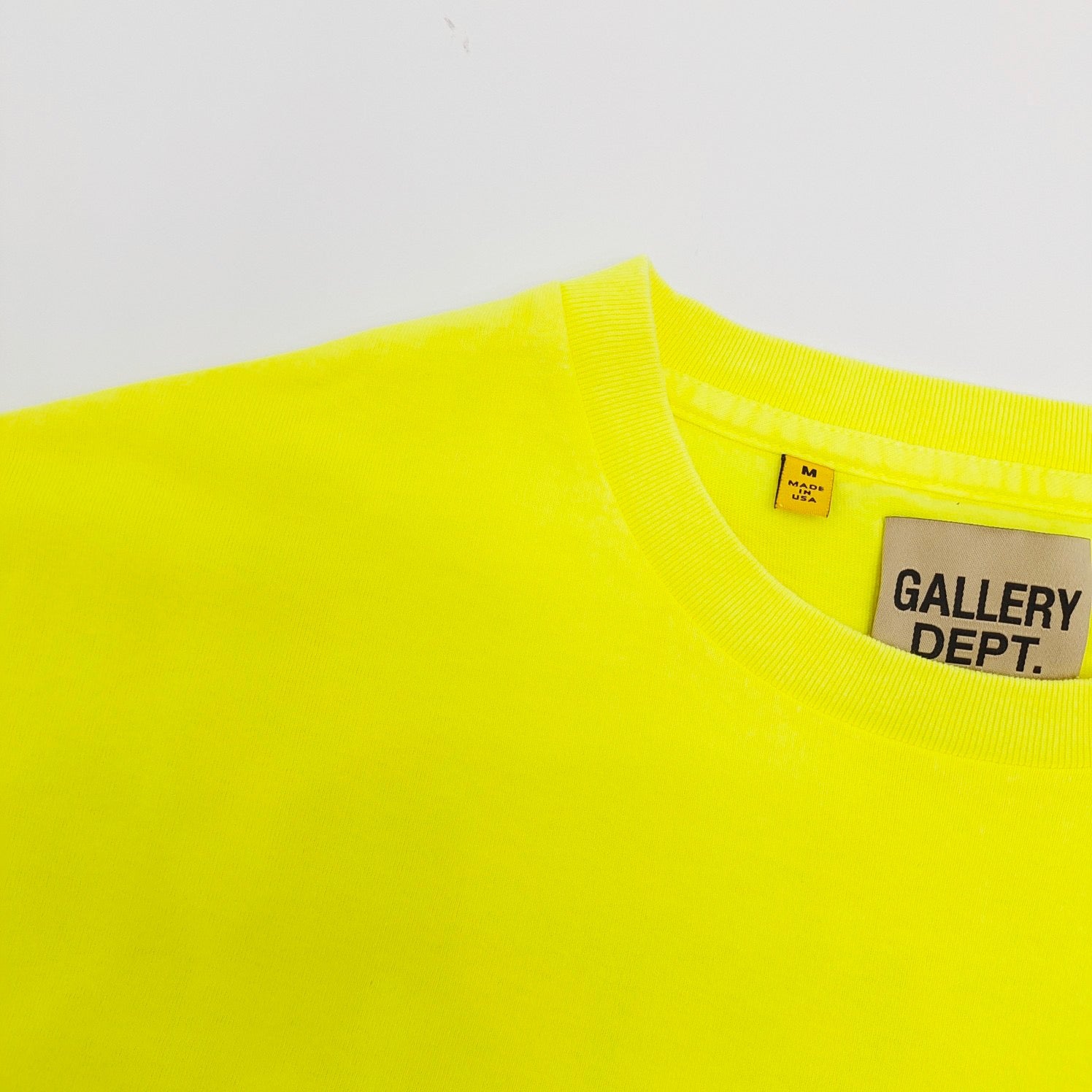 Gelbes, rosa und gelbes Organza-T-Shirt