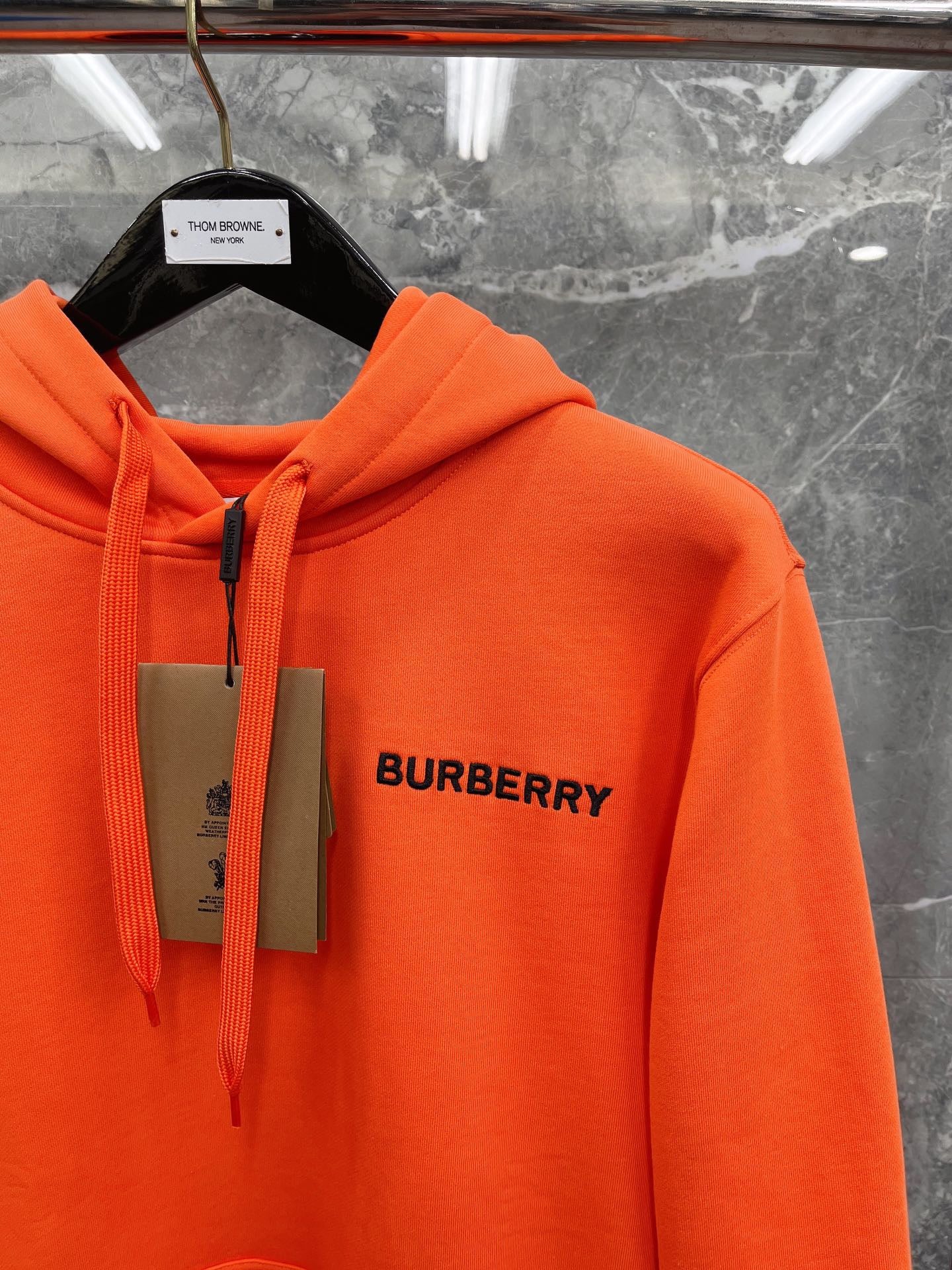 Schwarzer, dunkelblauer und orangefarbener Hoodie