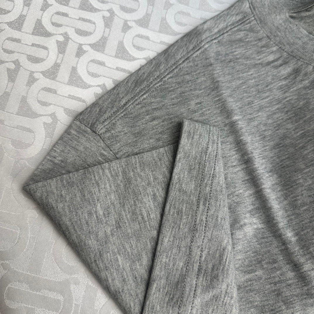 Schwarzes, khakifarbenes und weißes T-Shirt