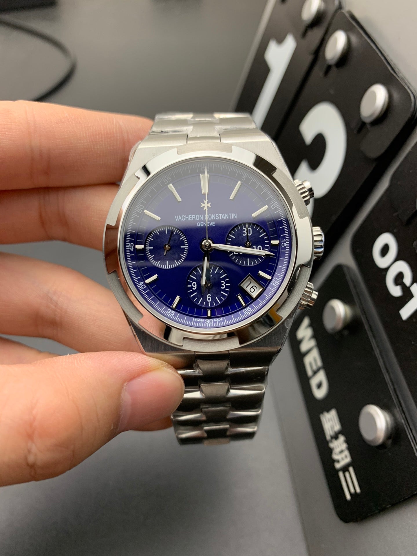 Weiß-blaue Uhr