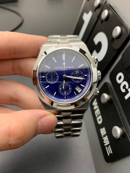 ساعة بيضاء زرقاء