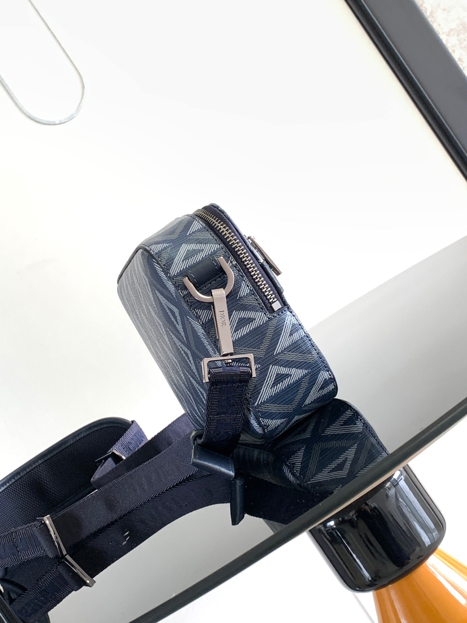 Dunkelblaue Tasche
