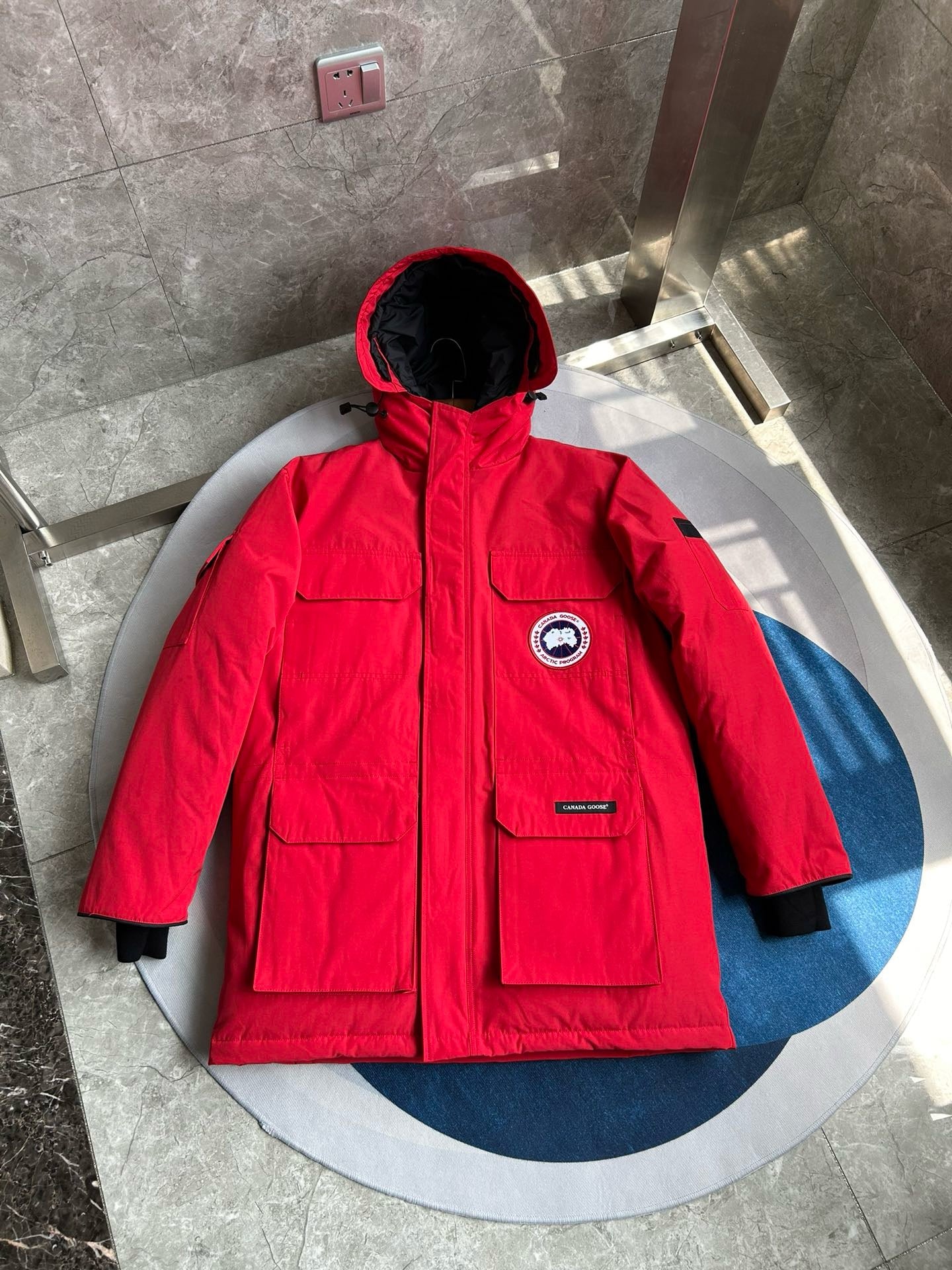 Weiße, graue, rote und schwarze Jacke