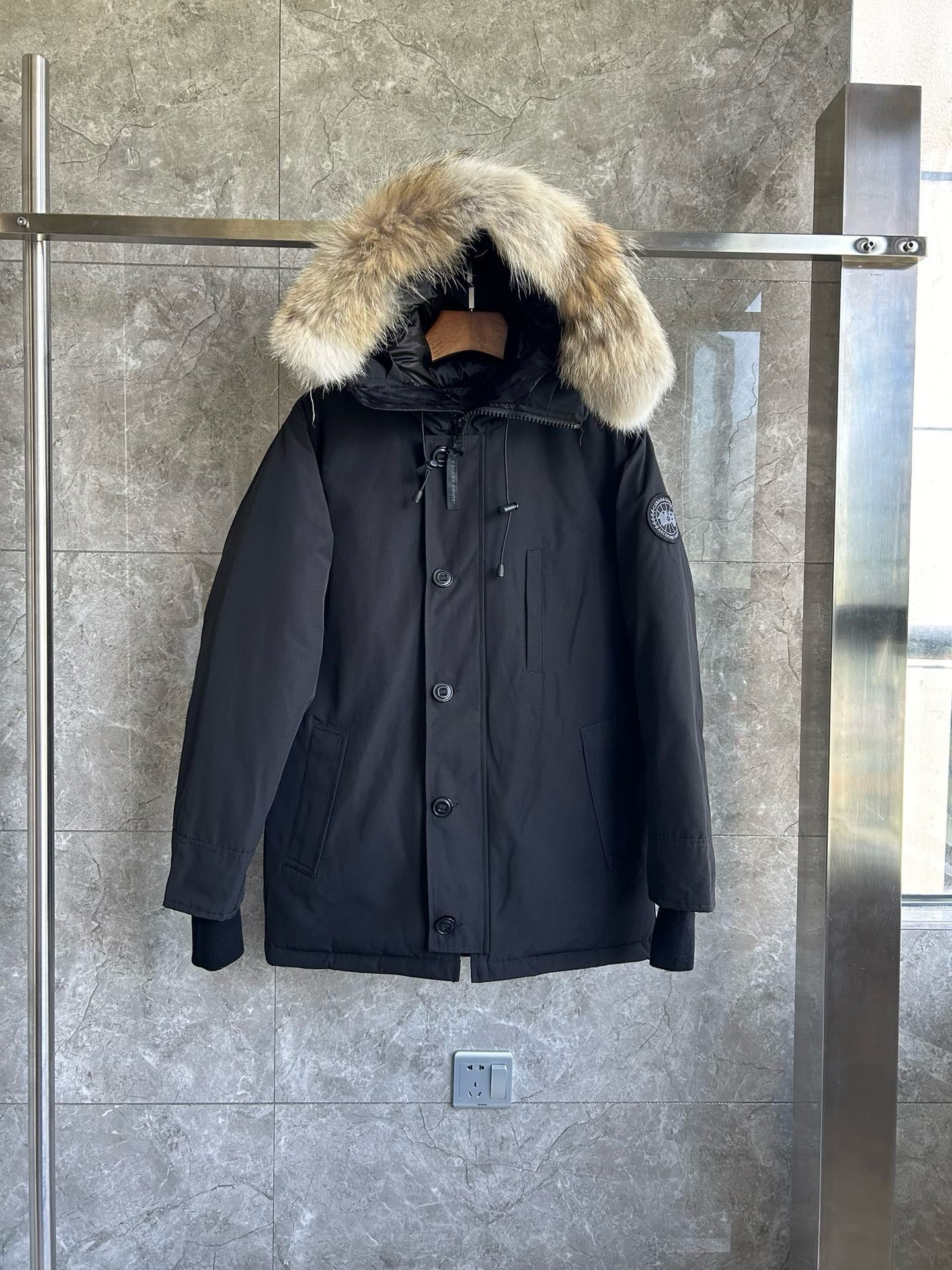 Schwarze und graue Jacke