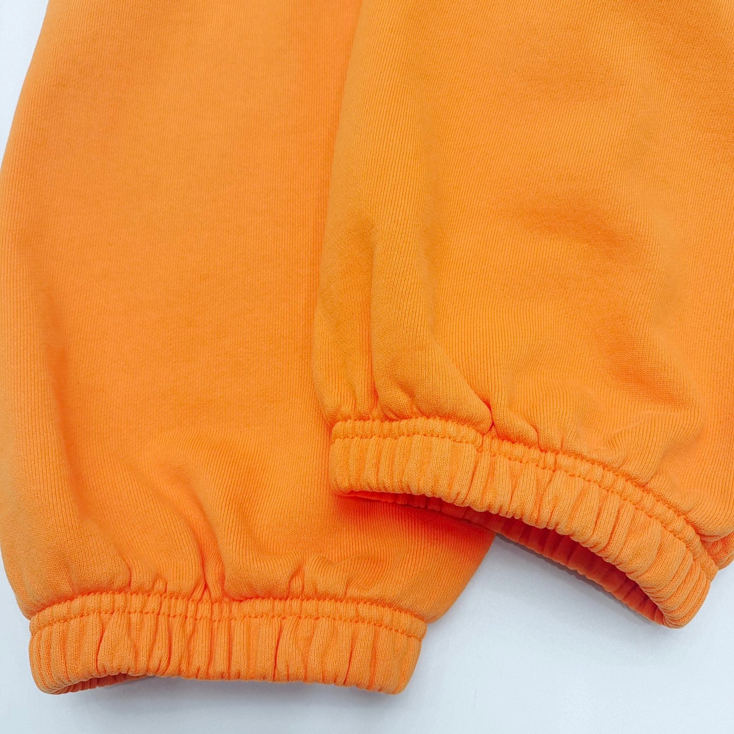 Orangefarbene Hose