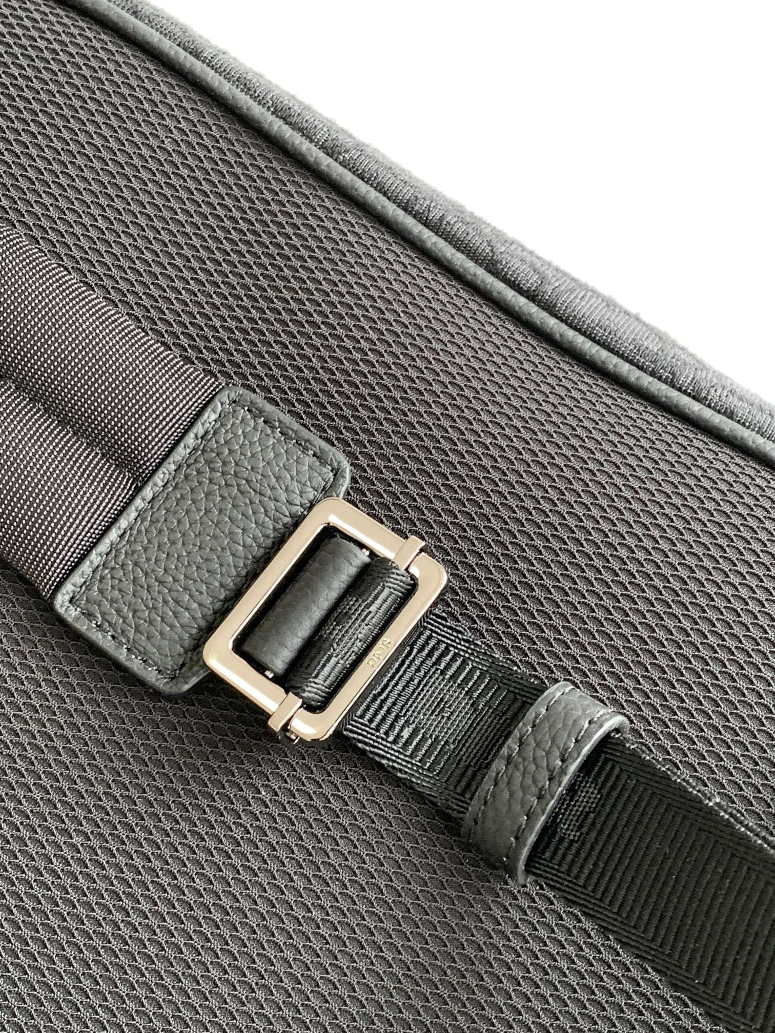 Aprikosen- und schwarze Tasche