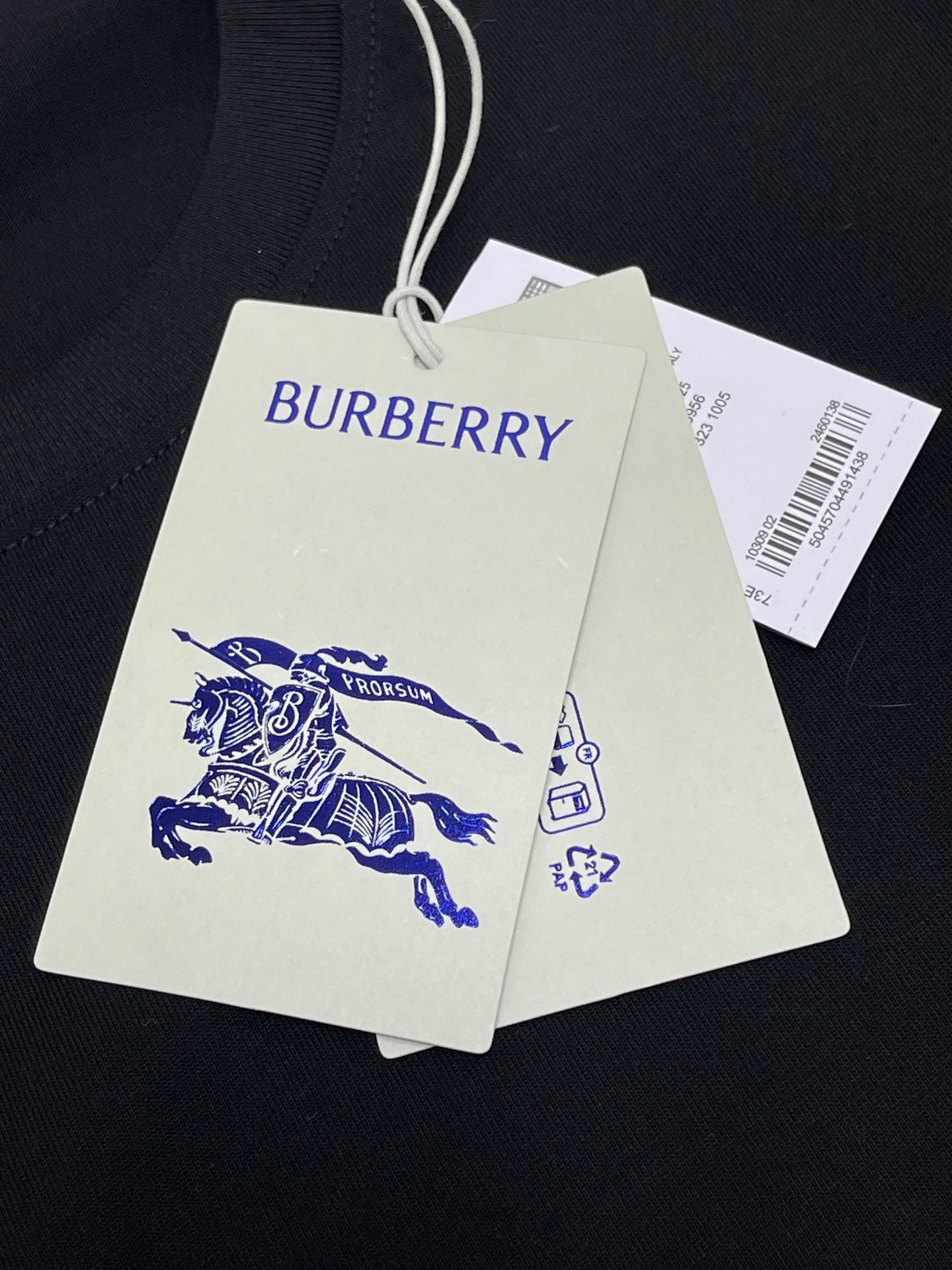 Weißes, grünes und schwarzes T-Shirt