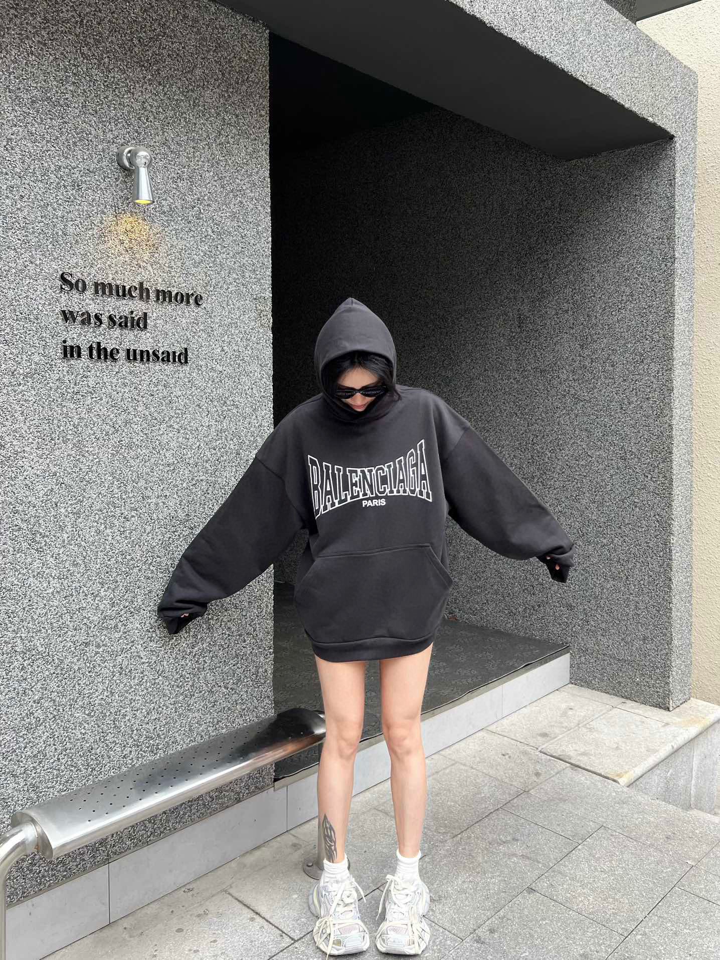 Schwarzer Hoodie