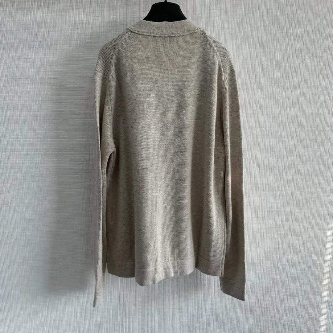 Schwarze und graue Jacke