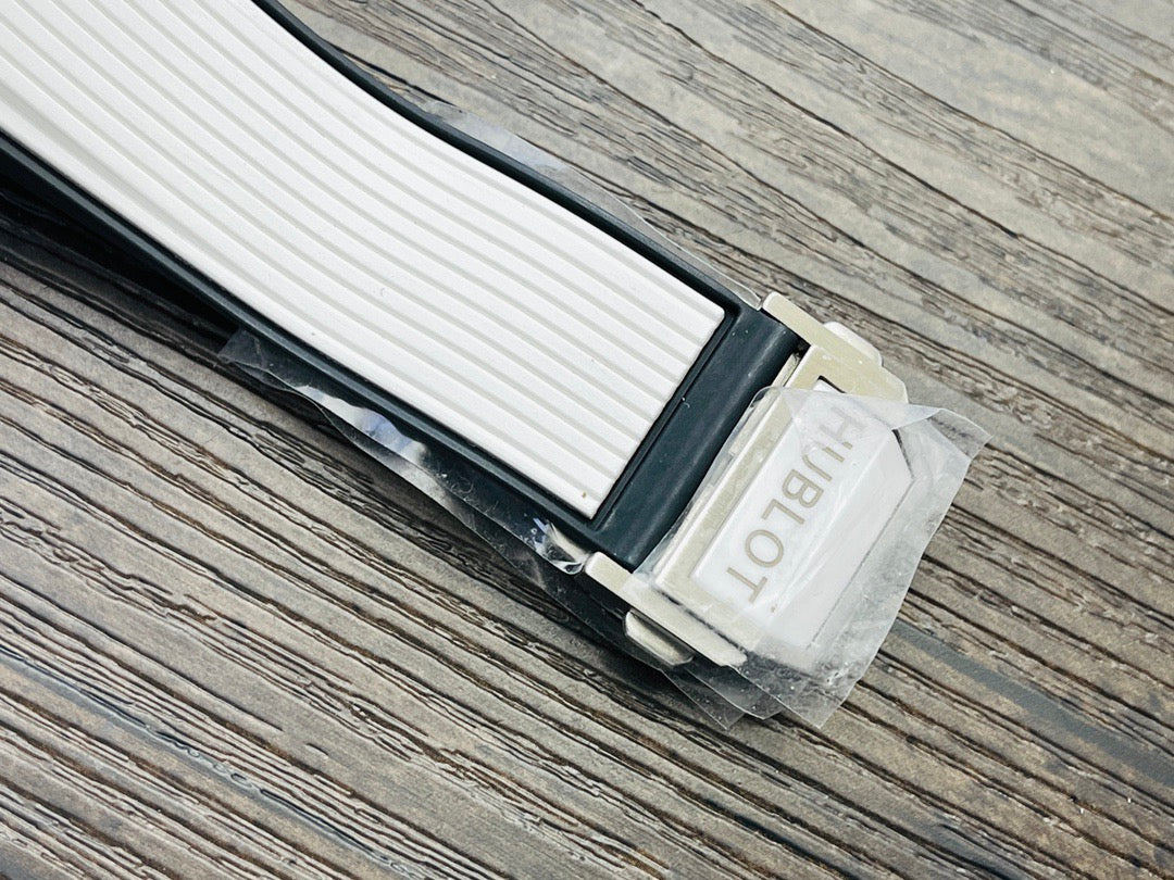 ساعة سوداء بيضاء