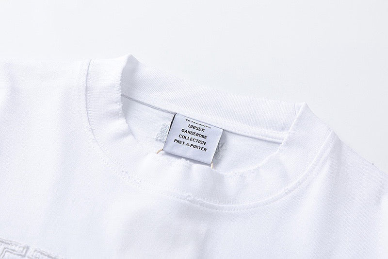 سويت شيرت باللونين الأبيض والأسود