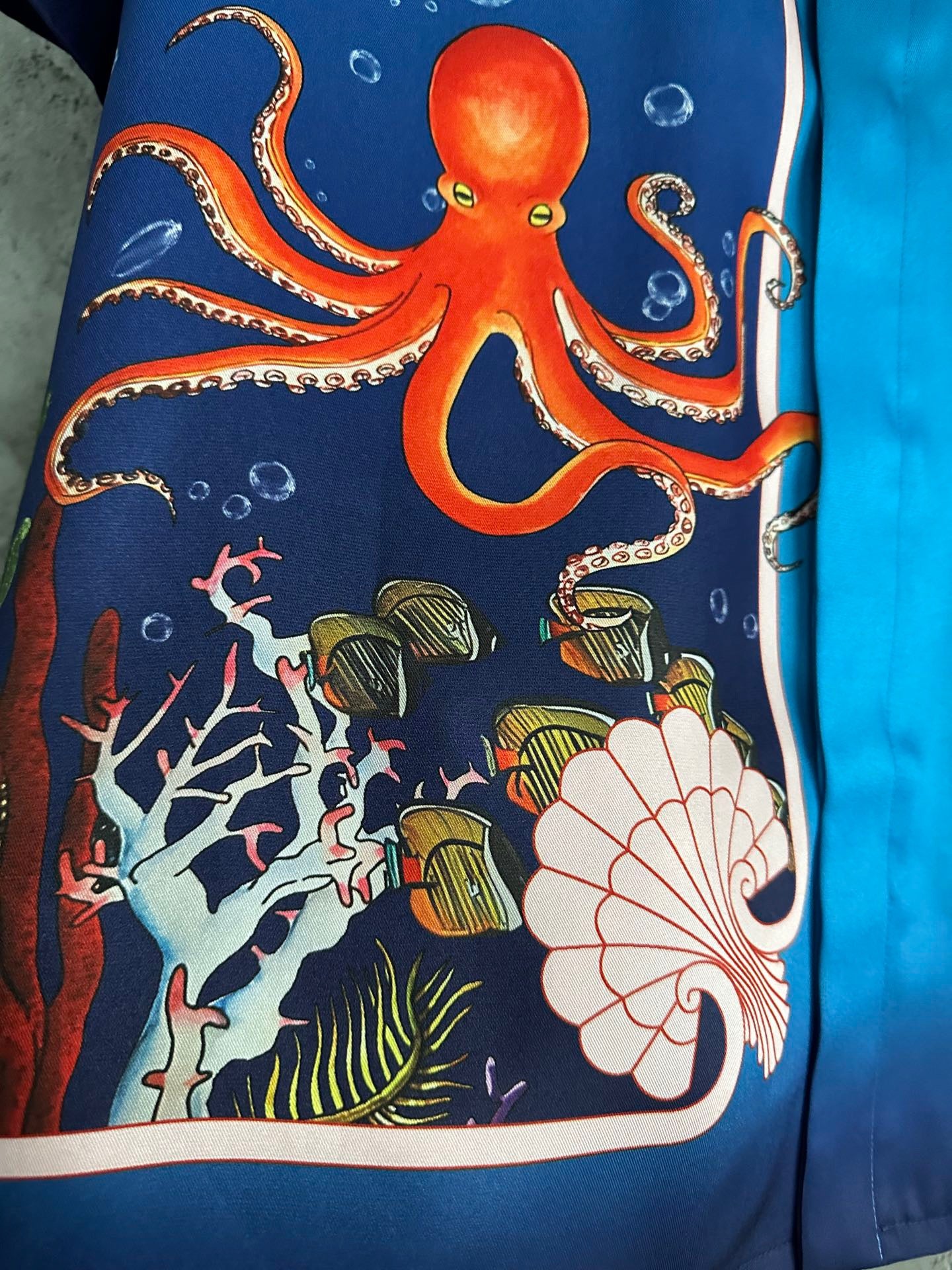 قميص متعدد الألوان