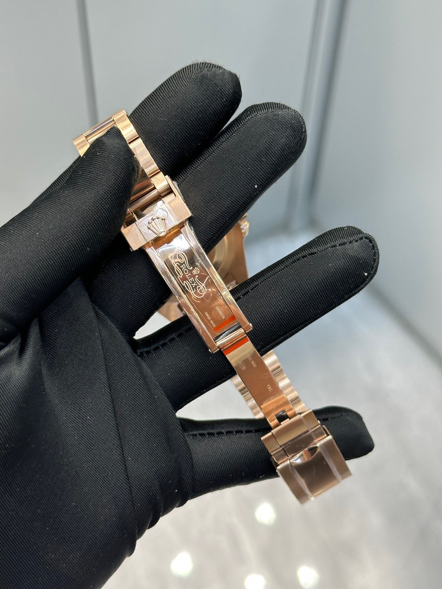 ساعة متعددة الألوان