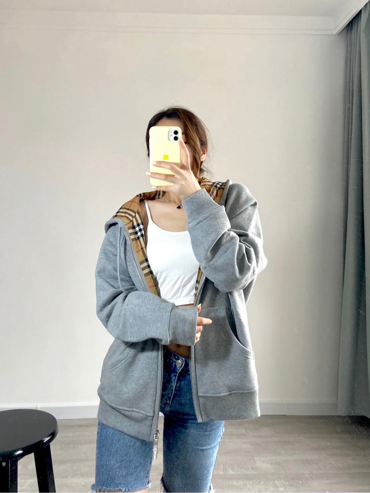 Schwarze und graue Jacke