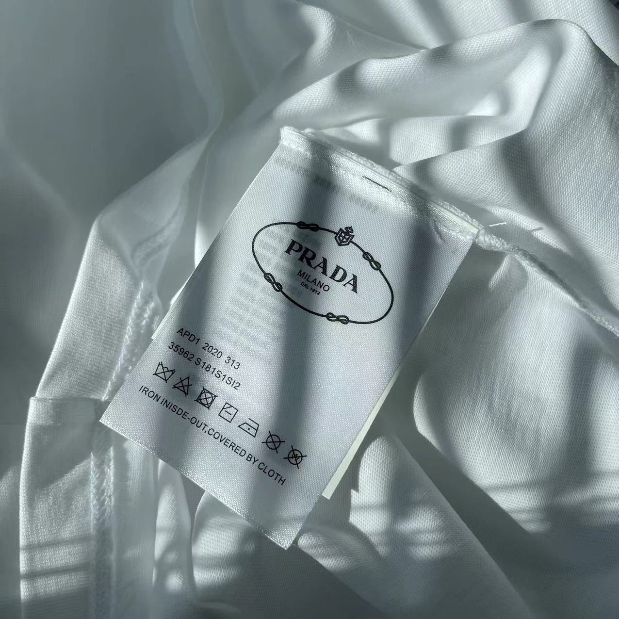 تي شيرت أبيض وأسود