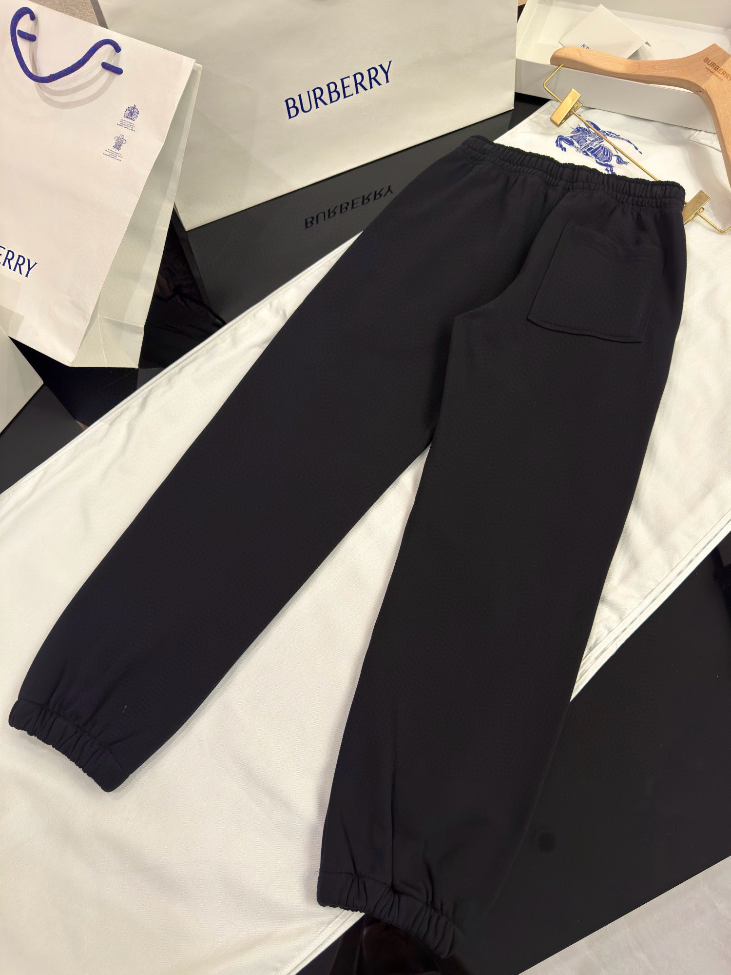 Schwarze Hosen