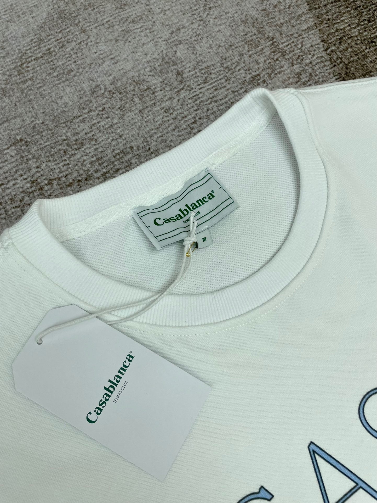 سويت شيرت أبيض وأسود