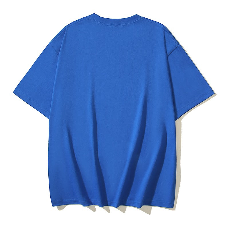 Rotes, schwarzes, blaues und weißes T-Shirt