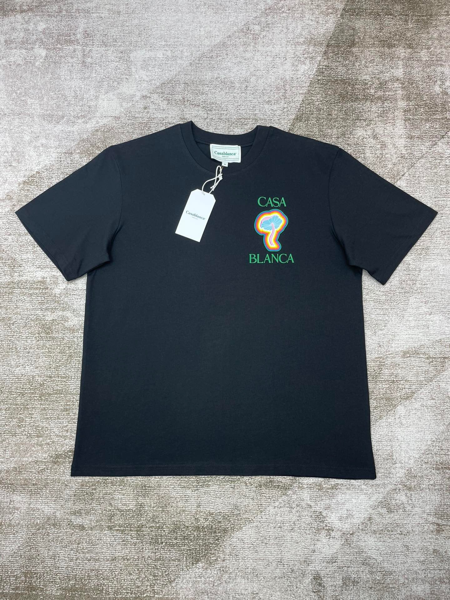 تي شيرت أبيض وأسود