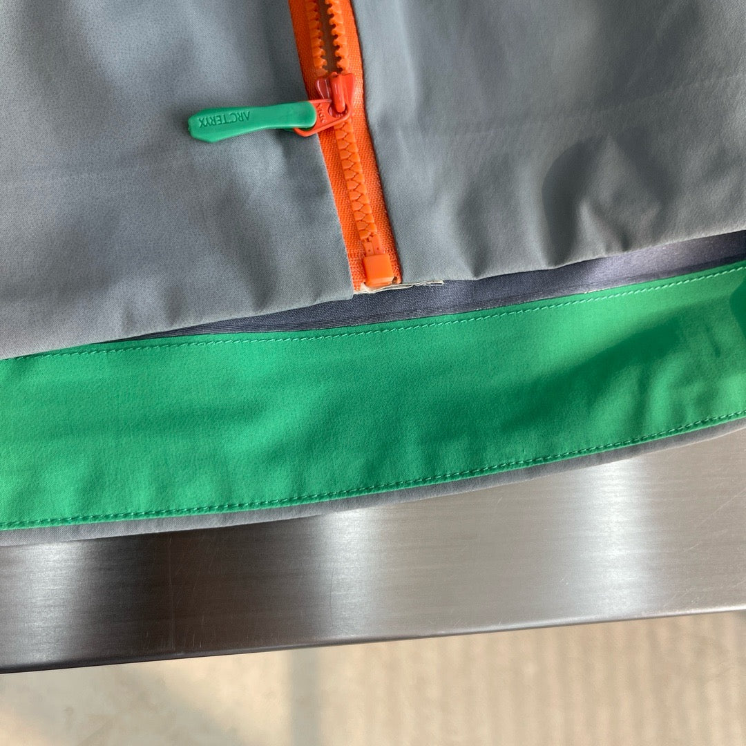 سترة متعددة الألوان