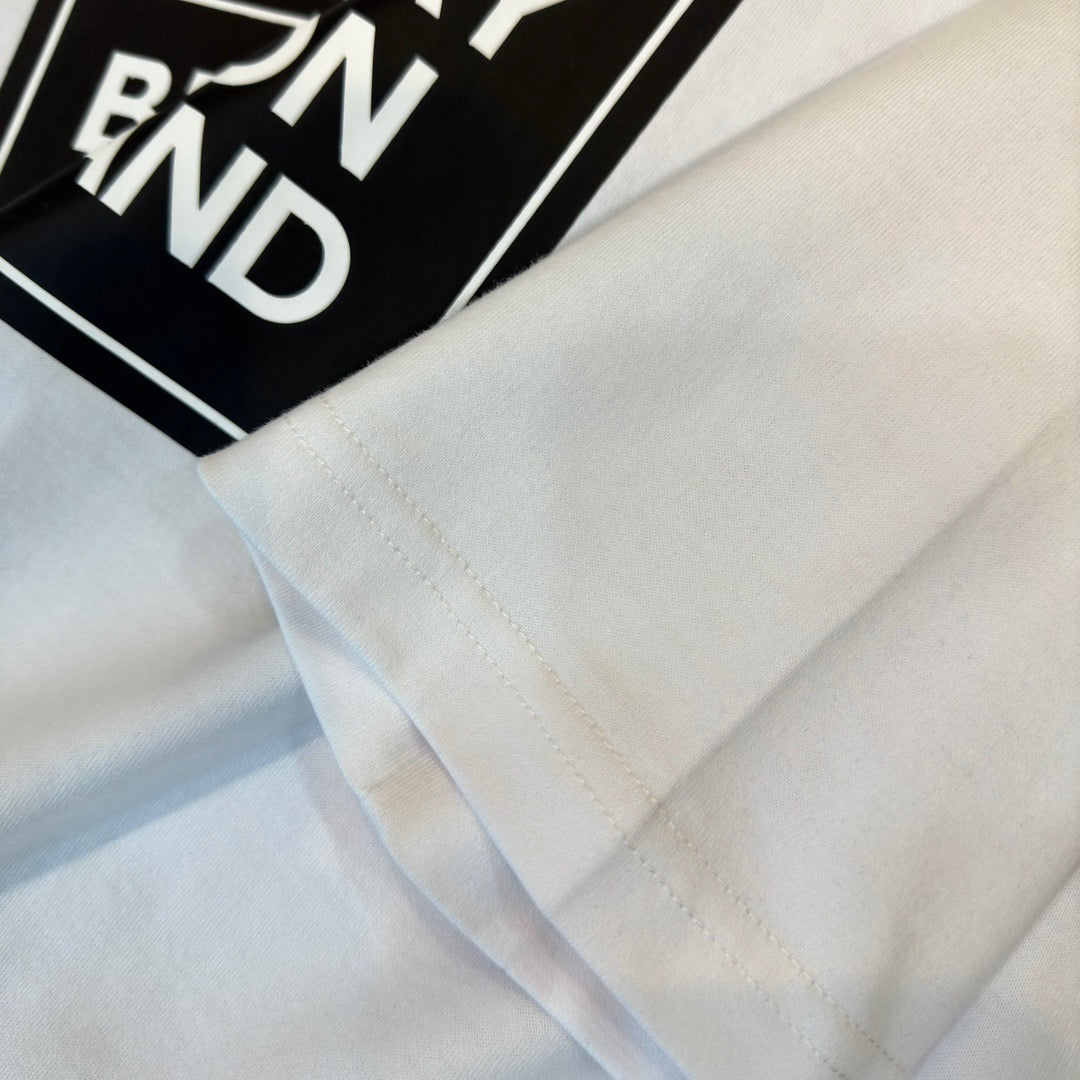 Schwarzes, weißes, khakifarbenes und graues T-Shirt