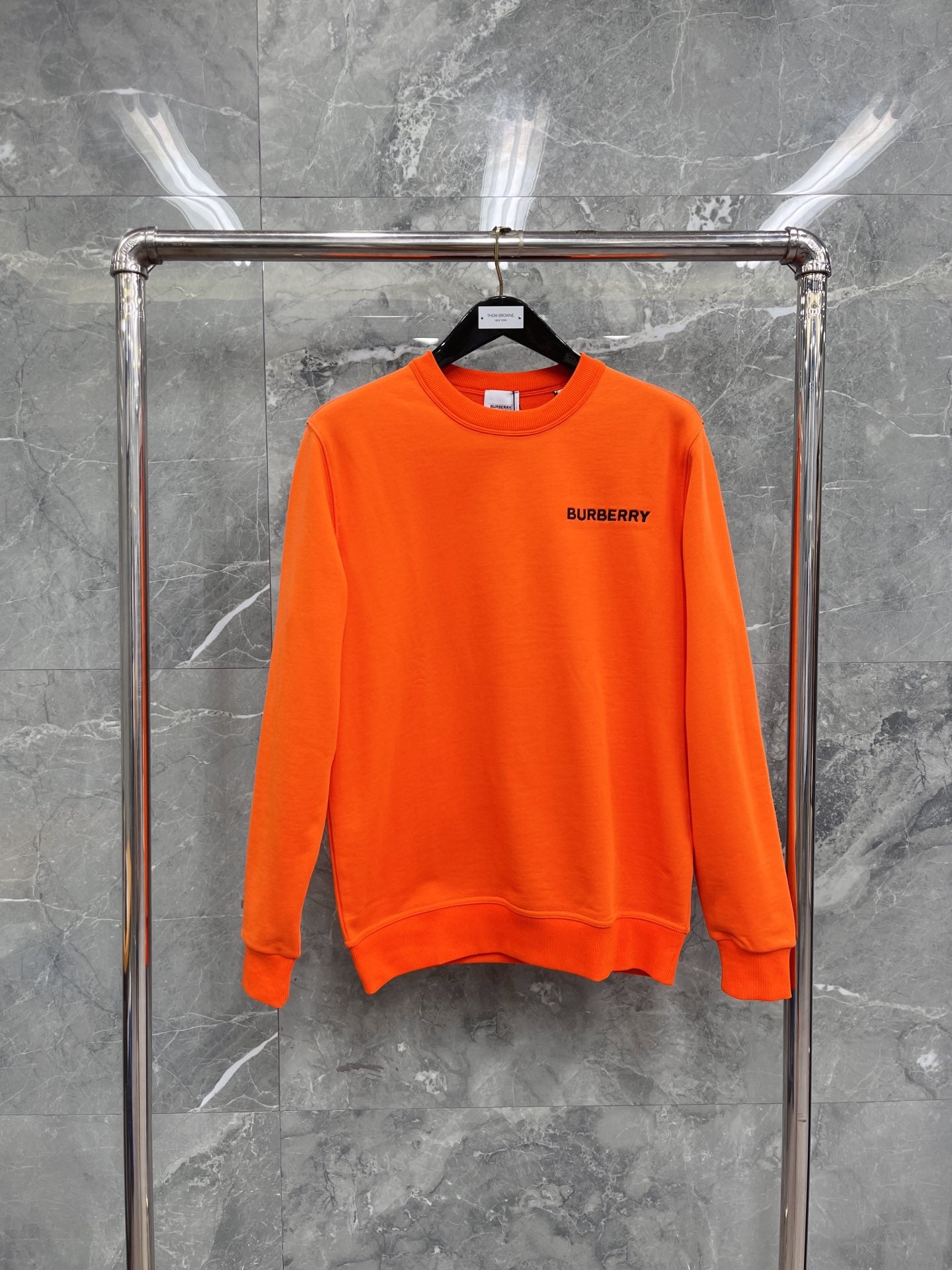 Schwarzes, dunkelblaues und orangefarbenes Trikot