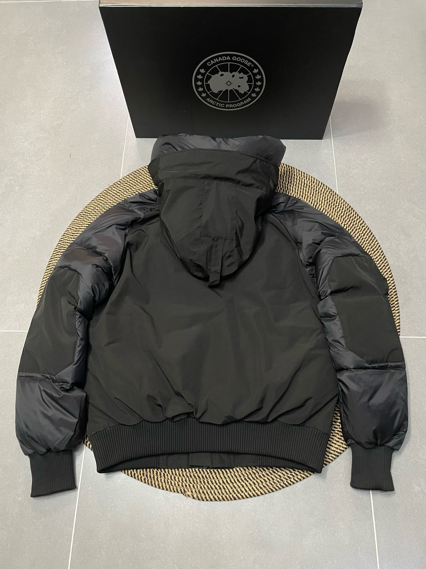 weiße und schwarze Jacke