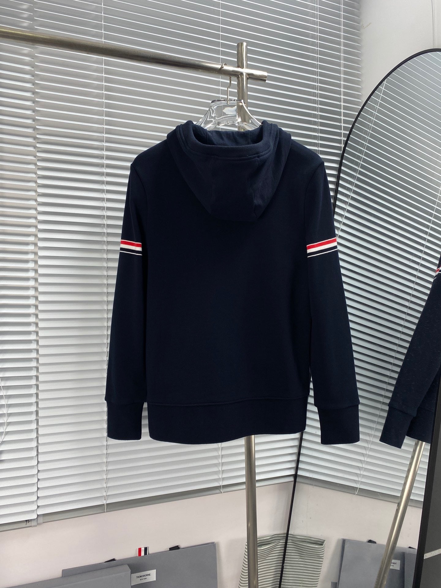 Dunkelblaue und graue Jacke