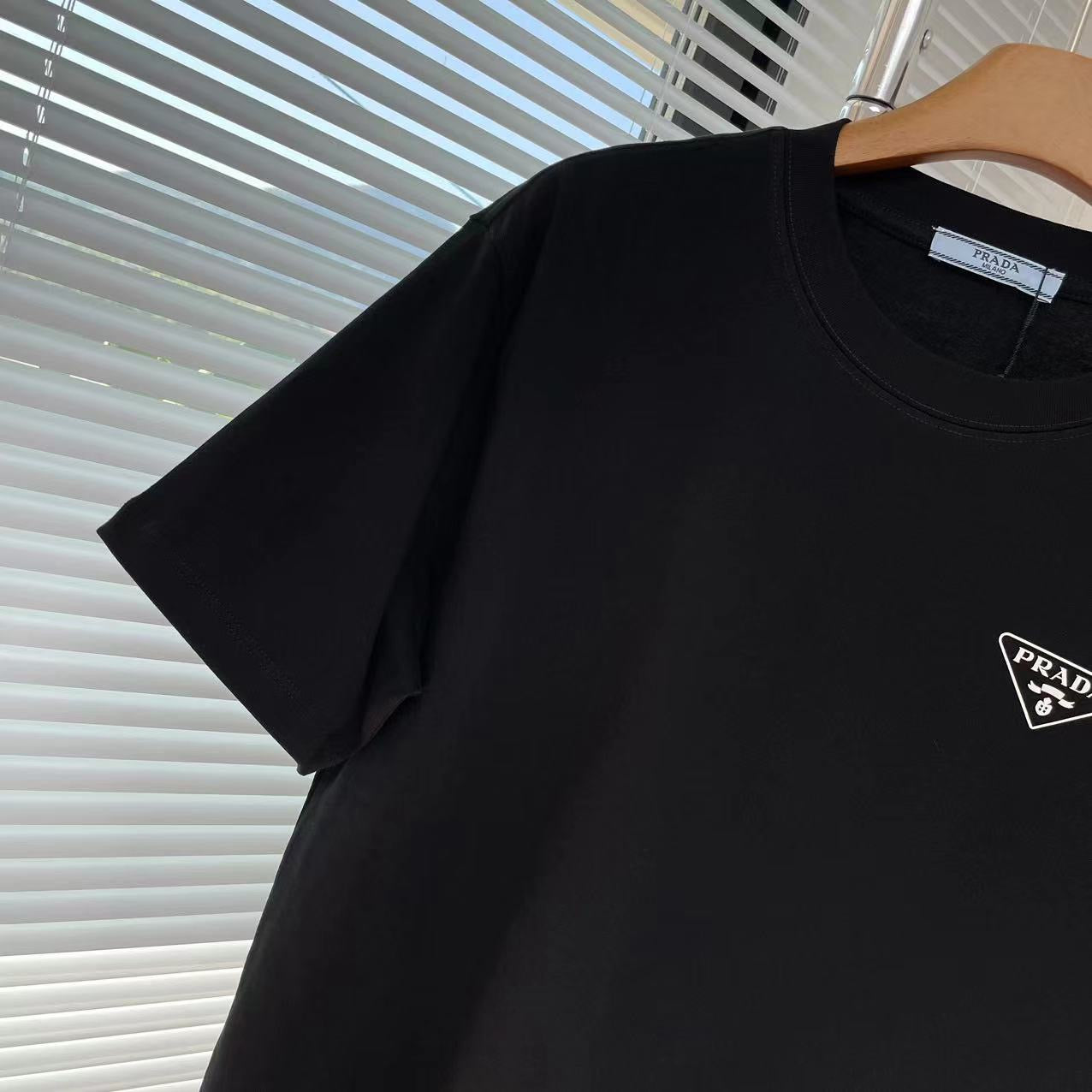 Schwarz-weißes T-Shirt