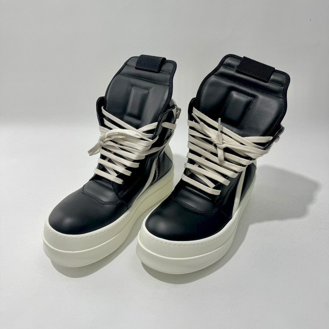 أحذية سوداء وبيضاء