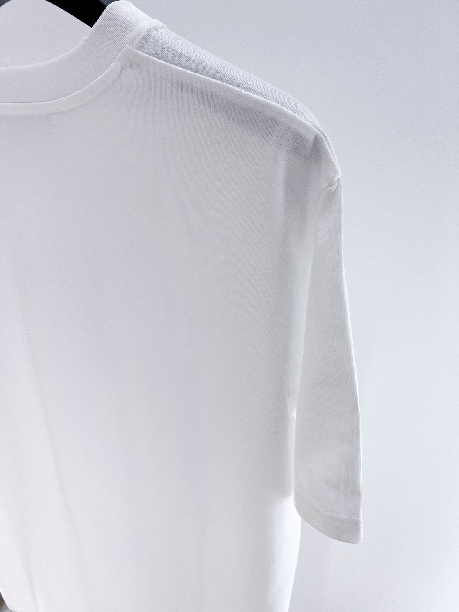 Schwarz-weißes T-Shirt