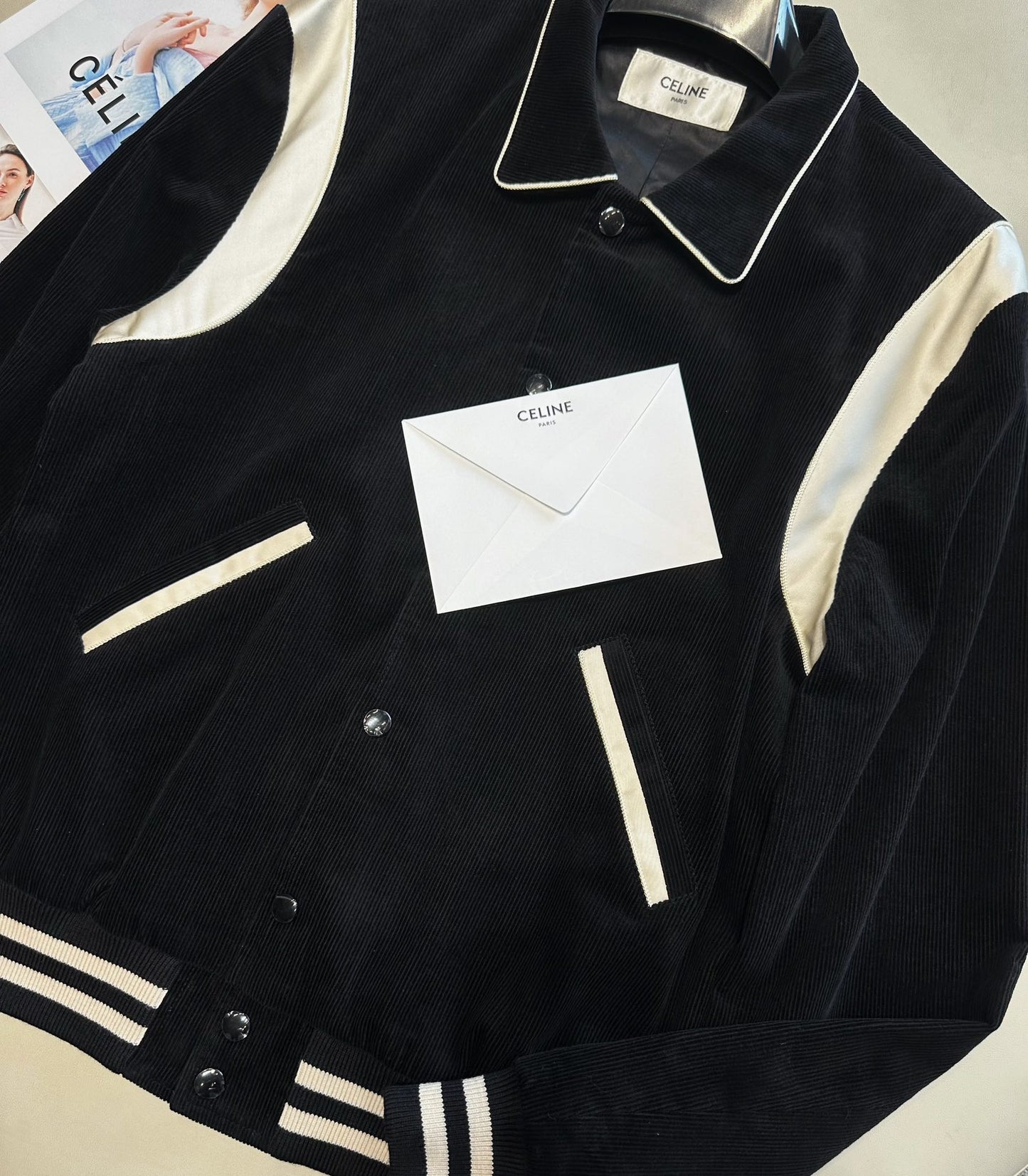 Chaqueta blanca y negra