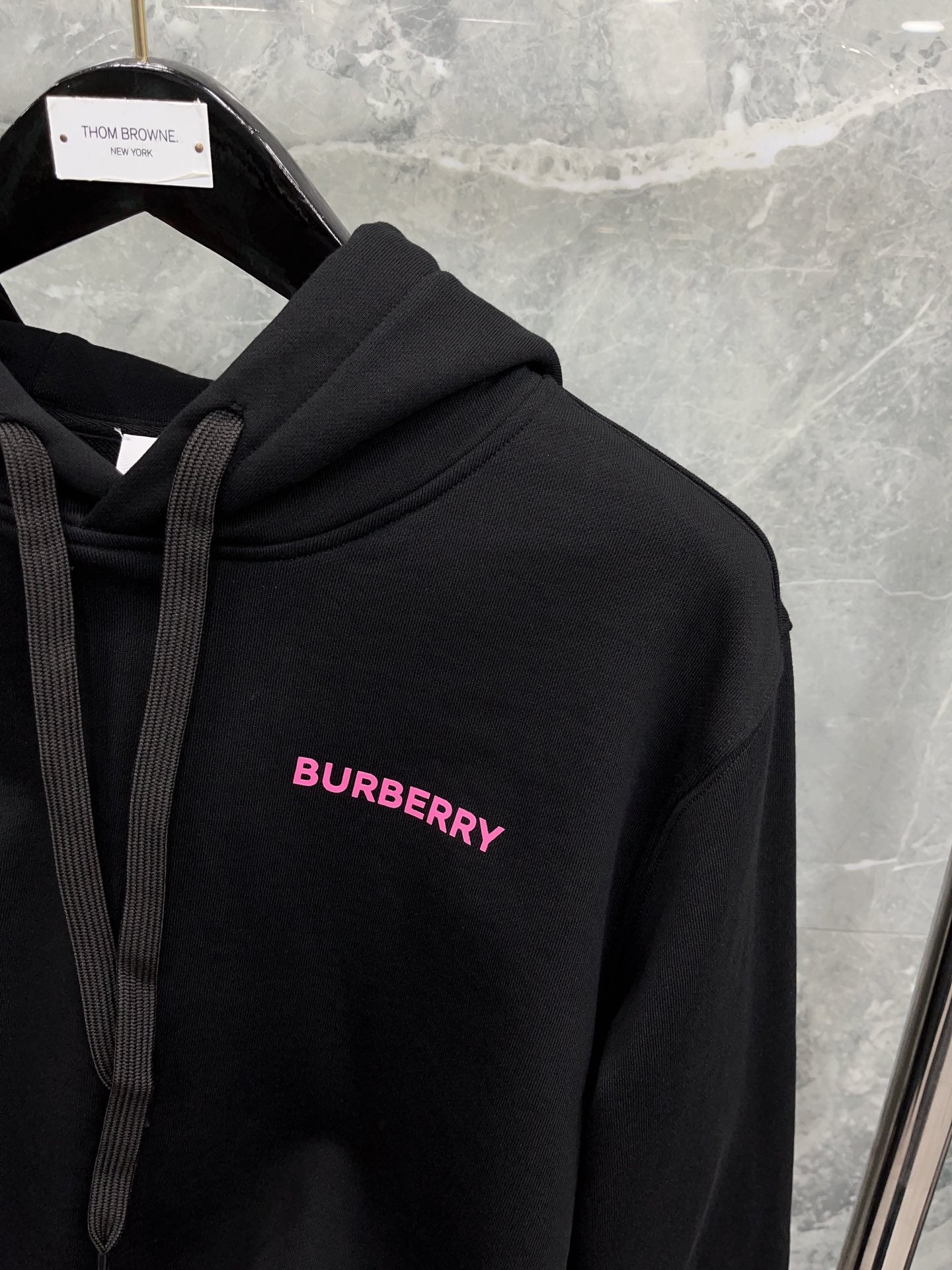 Schwarzer Hoodie