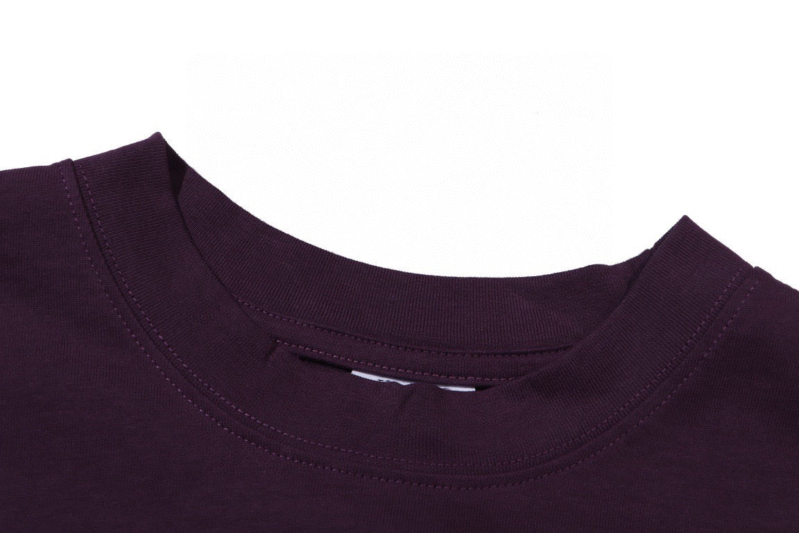 Schwarzes, weißes und lila T-Shirt