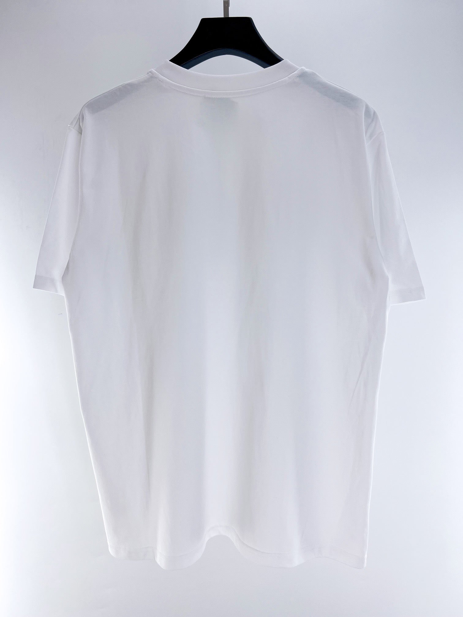 Graues und weißes T-Shirt