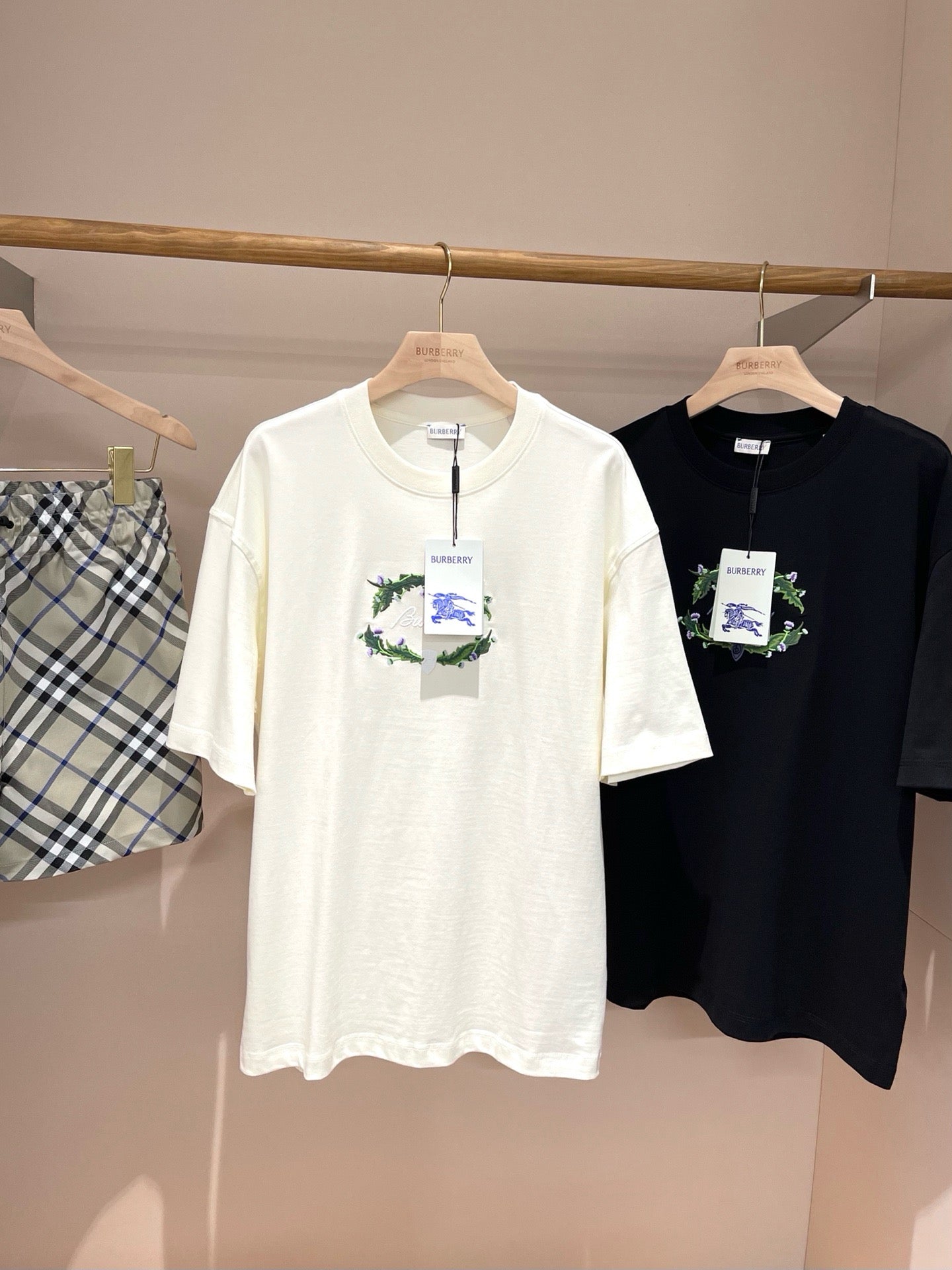 تي شيرت أبيض وأسود