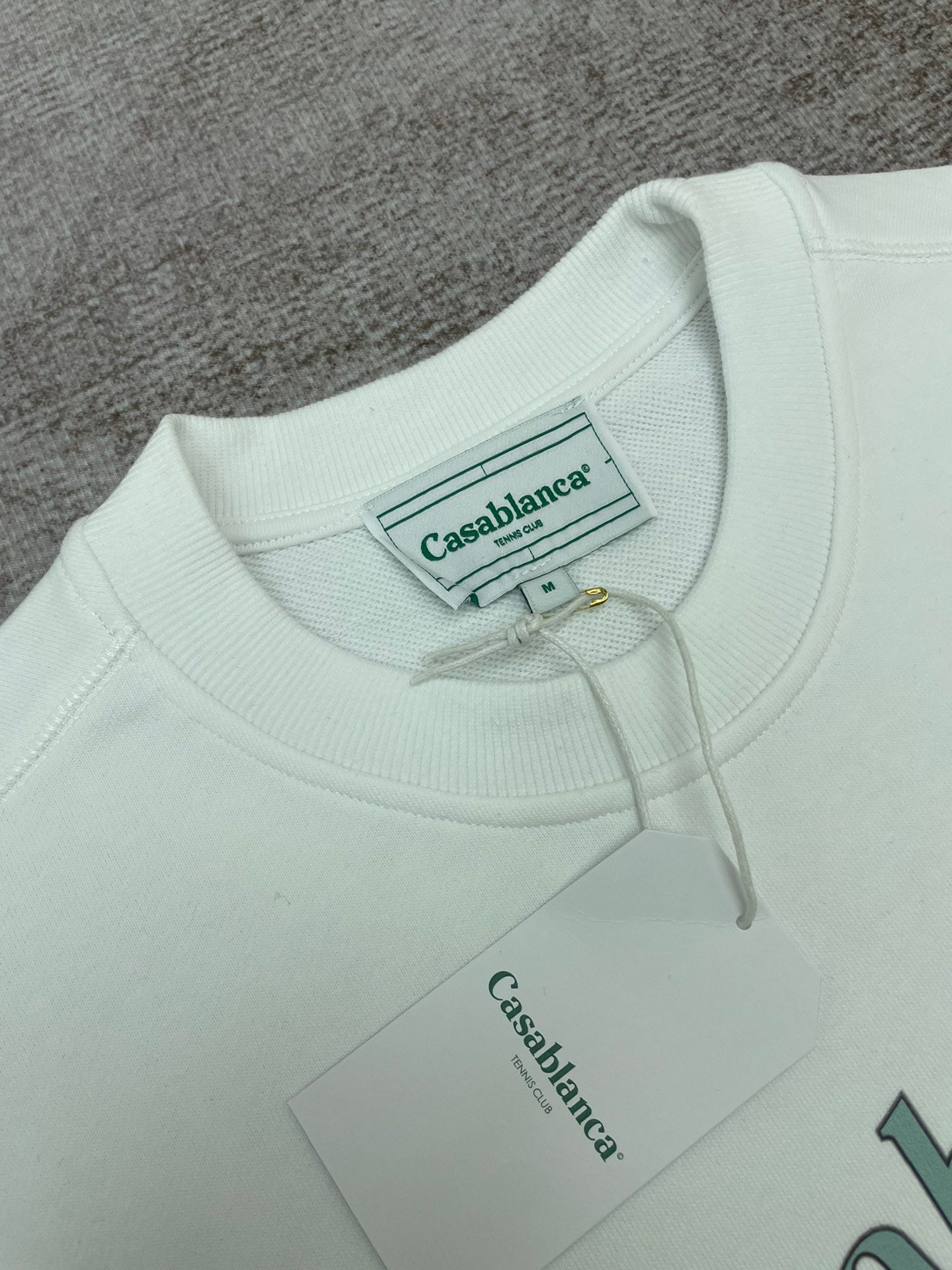 سويت شيرت أبيض وأسود