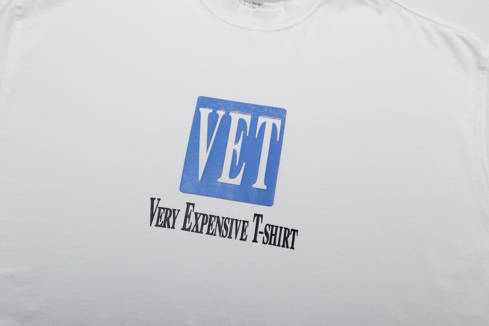 Weißes und schwarzes T-Shirt