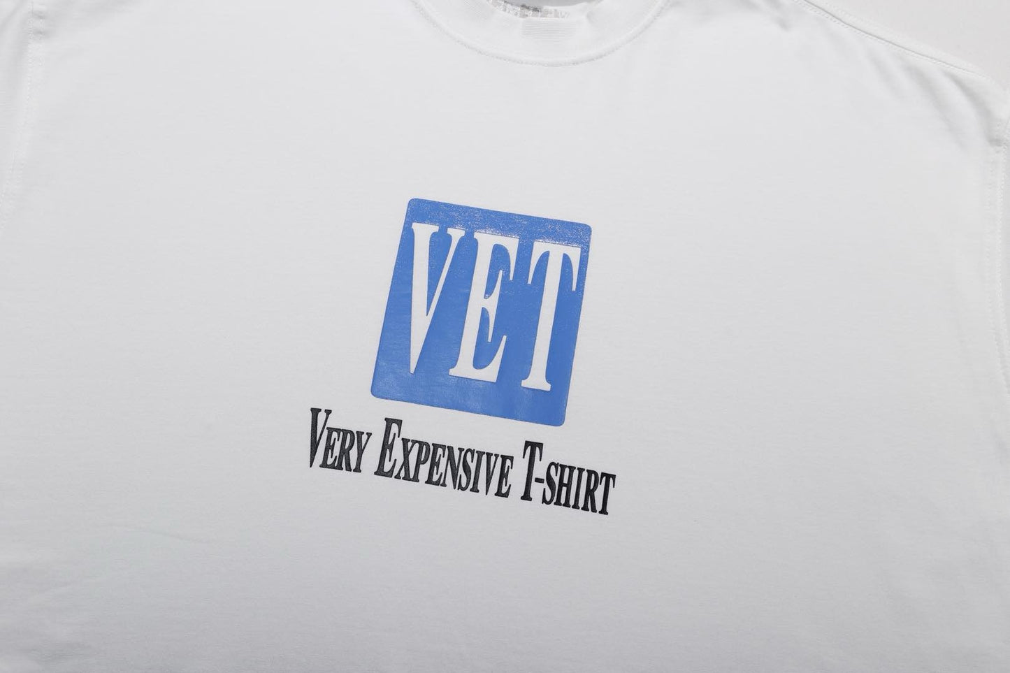 تي شيرت أبيض وأسود